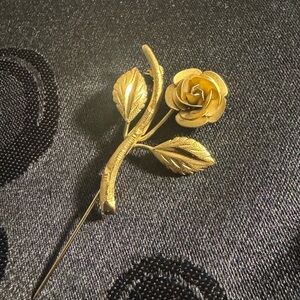 Set of 3 vintage items.
2 rose brooches, one set of double sided earrings.
